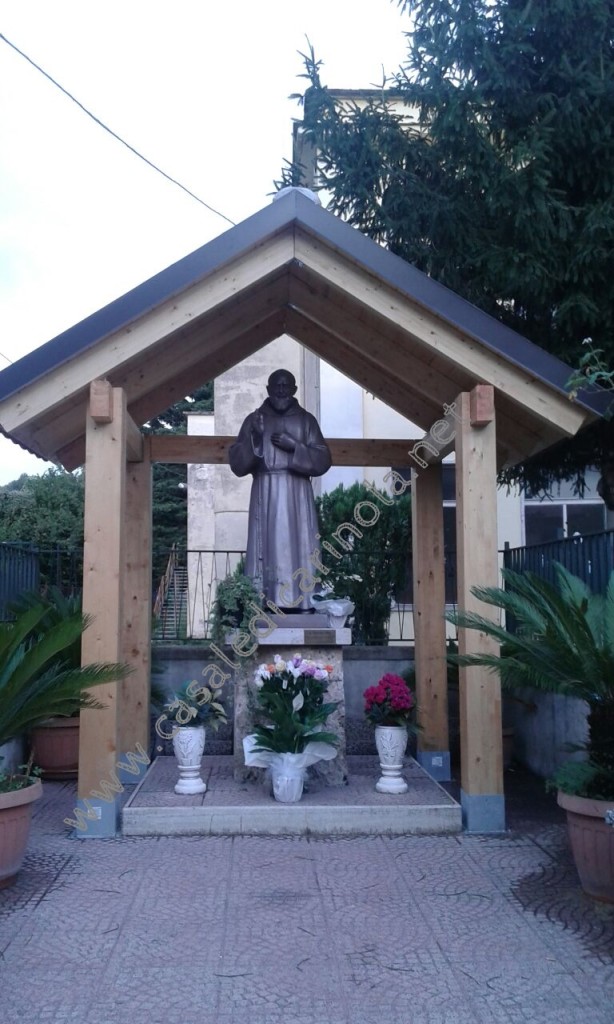 Statua di San Pio in via dei Ciliegi