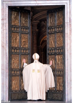 Papa Francesco apre la Porta Santa in San Pietro